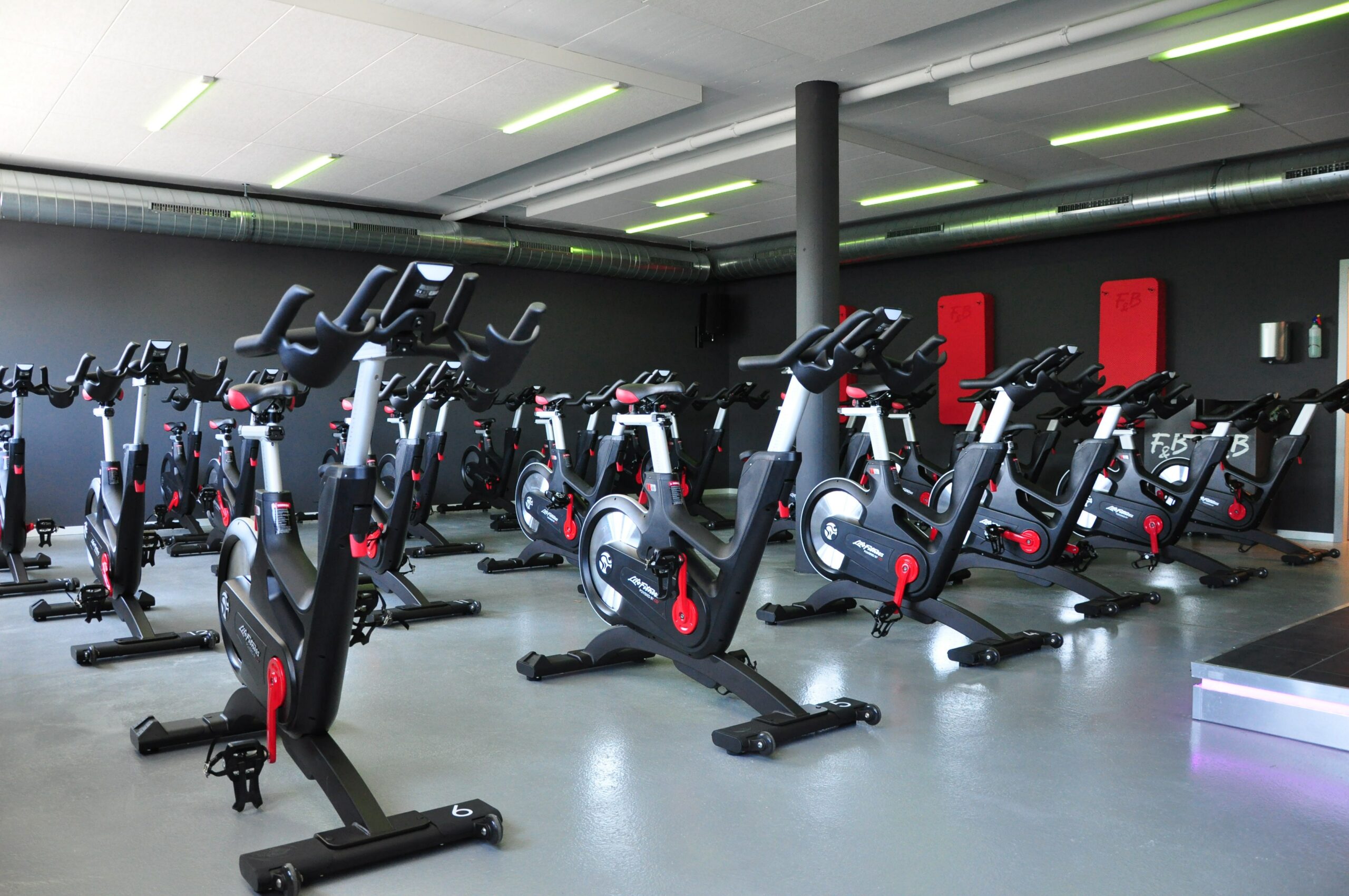 You are currently viewing What are the pros and cons of training on an exercise bike?